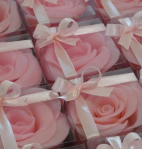 Sabonete em formato de pétalas de rosa, clássica para decorar os mais variados ambientes