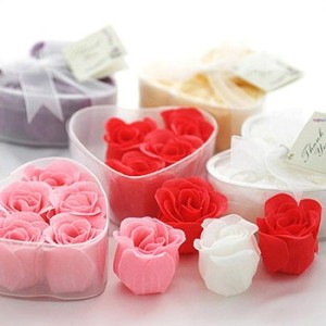sabonete em formato de pétala de rosa são clássicos para casamentos 