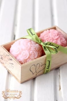 Olha que amor essa caixinha com sabonete moldado todo de mini rosas