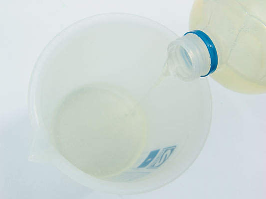Coloque a base para sabonete líquido no copo medidor.