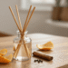 Aromatizador de ambientes de cascas de laranja em vidro com varetas, cravo e canela