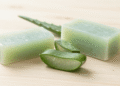 Sabonetes de babosa (aloe vera) translucidos com uma folha de babosa cortada ao lado