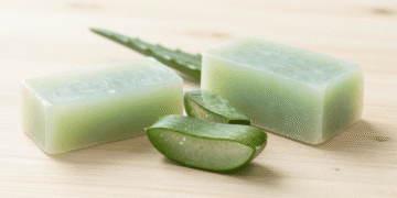 Sabonetes de babosa (aloe vera) translucidos com uma folha de babosa cortada ao lado