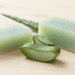 Sabonetes de babosa (aloe vera) translucidos com uma folha de babosa cortada ao lado