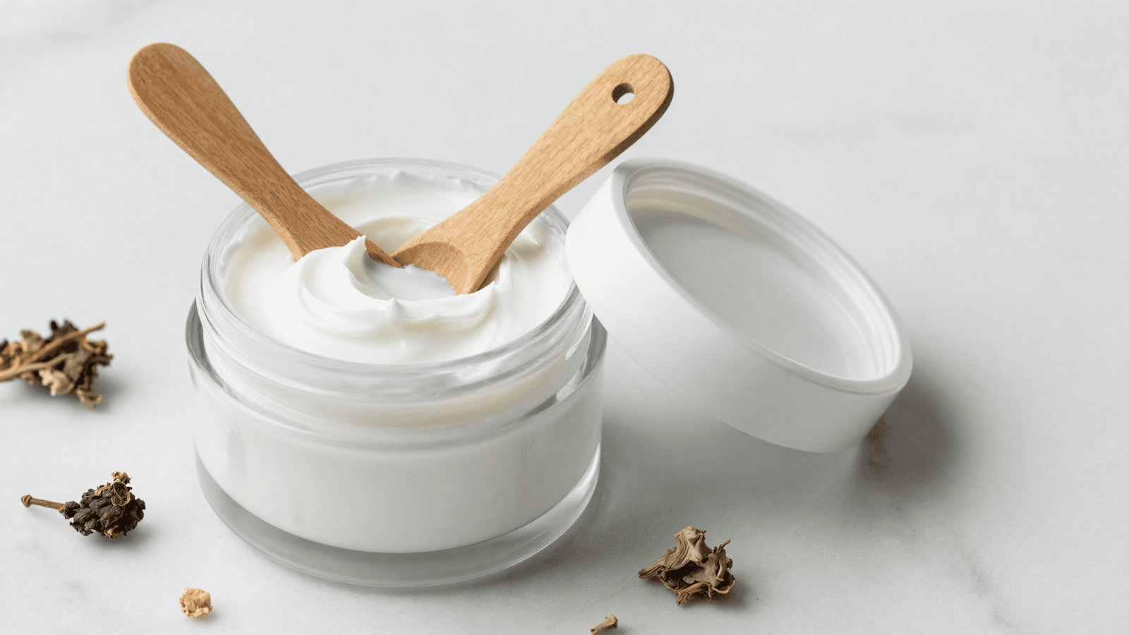 Pote de creme hidratante caseiro pronto feito com base Croda e espatula de madeira