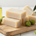 Barras de sabão de castela feitas com 100% azeite de oliva, com azeite e ramos de oliveira ao lado