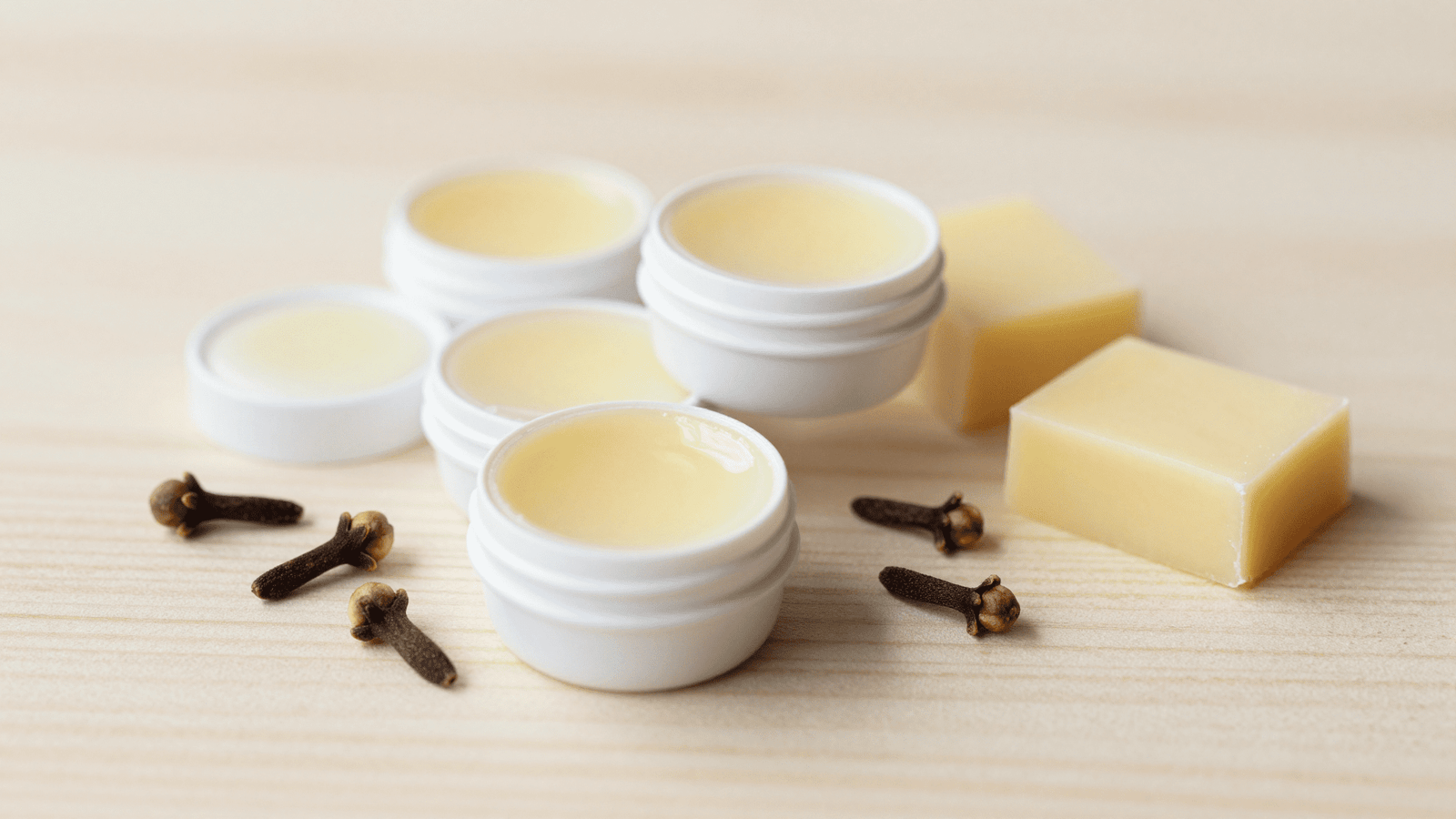 Cera hidratante para unhas e cuticulas pronta em potinhos com cravo ao lado