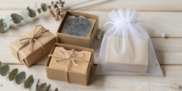 Modelos de embalagem para sabonete artesanal: papel kraft, caixinha e saquinho de organza