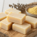 Sabonetes artesanais de enxofre em tom amarelo claro sobre tabua de madeira rustica
