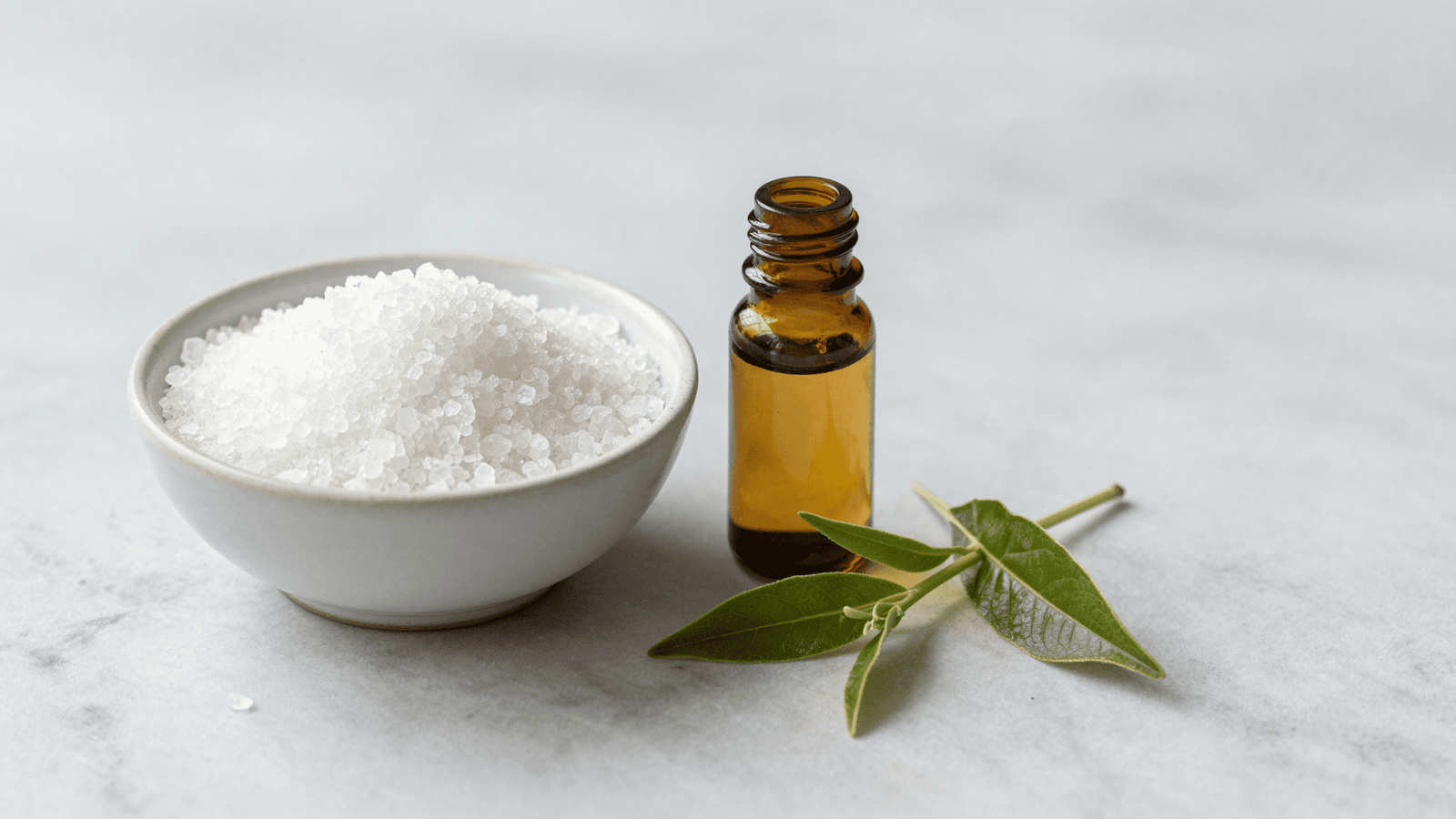 Sal grosso, oleo de jojoba e ramo de tea tree (melaleuca) para o esfoliante caseiro dos pes