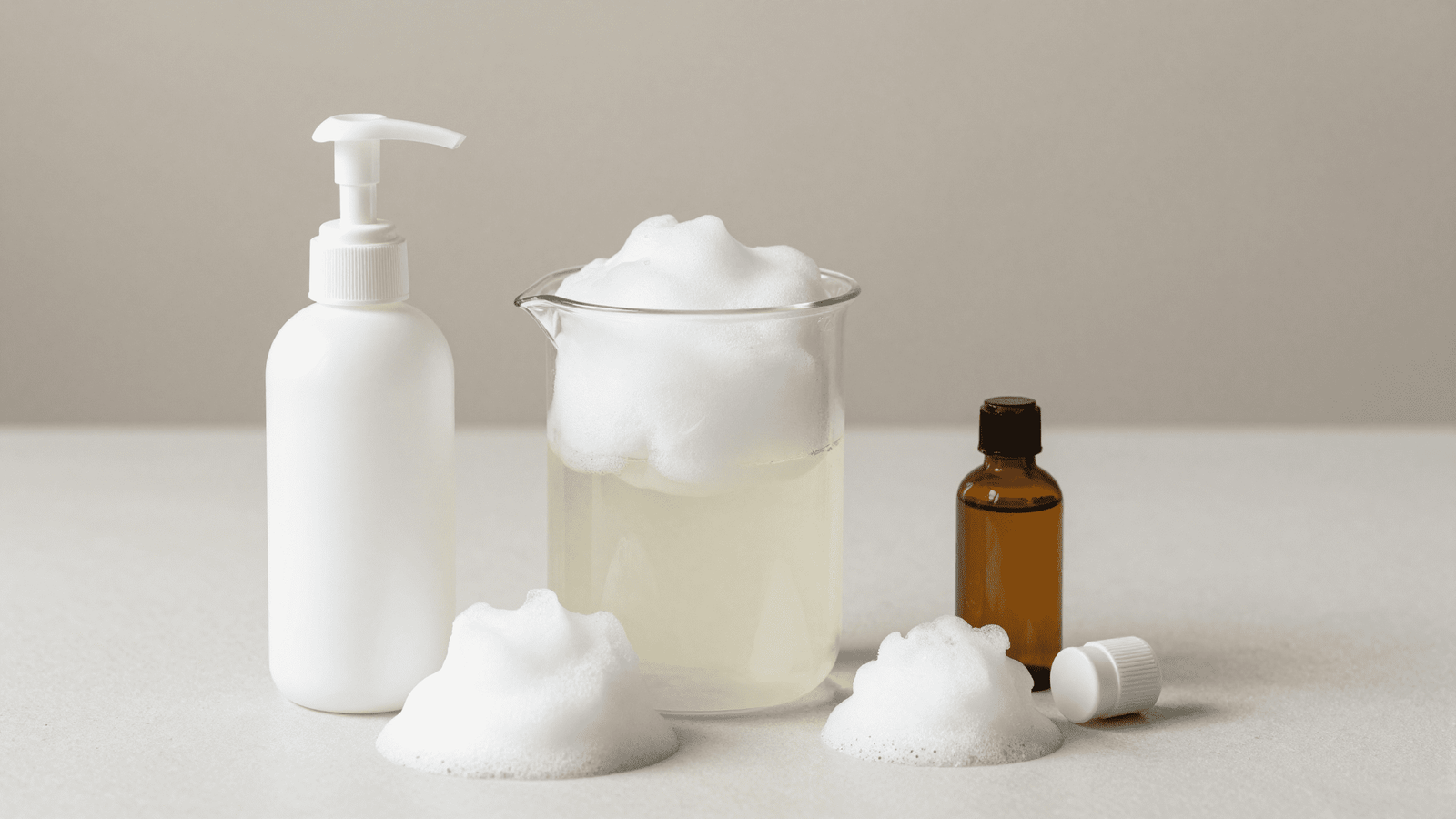 Base de sabonete liquido, extrato de camomila e essencia de sandalo para a espuma de barbear