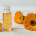 Extrato glicerinado de calendula caseiro em frasco de vidro com flores de calendula