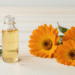 Extrato glicolico de calendula caseiro em frasco de vidro com flores de calendula e alecrim