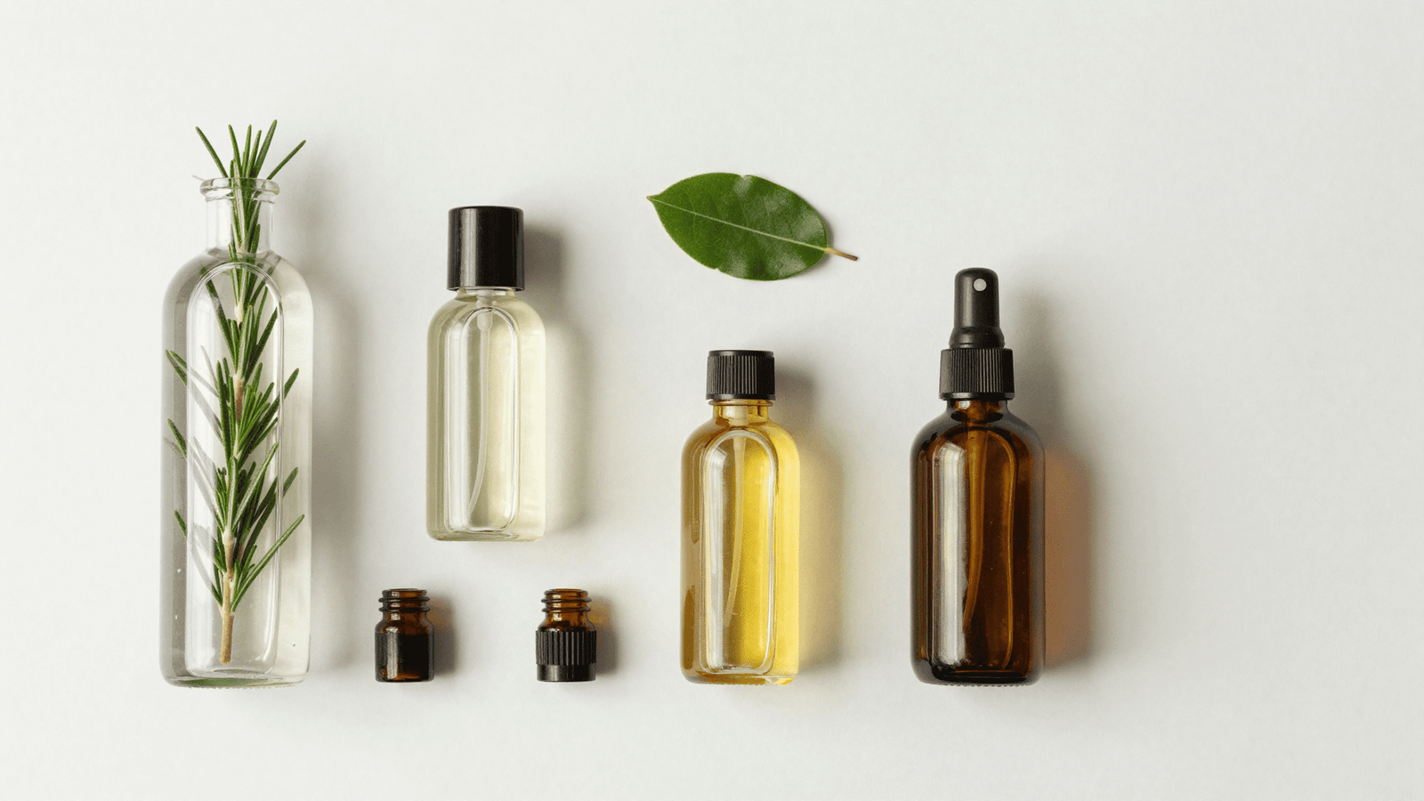 Ingredientes do finalizador capilar: hidrolato de alecrim, vinagre de maca, oleo de argan e oleos essenciais