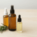 Finalizador natural para o cabelo com oleos essenciais em frasco borrifador ambar com alecrim