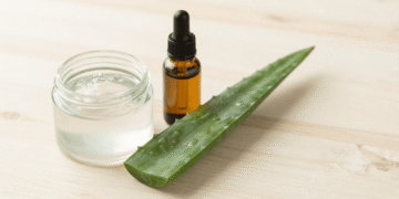 Gel de limpeza facial caseiro transparente num potinho com folha de babosa e oleo de argan ao lado