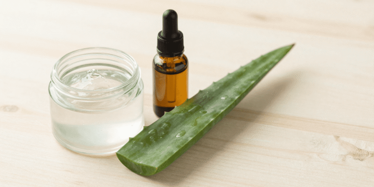 Gel de limpeza facial caseiro transparente num potinho com folha de babosa e oleo de argan ao lado