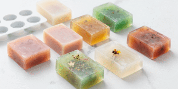 Sabonetes de glicerina coloridos e translúcidos feitos com base melt and pour