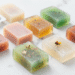 Sabonetes de glicerina coloridos e translúcidos feitos com base melt and pour