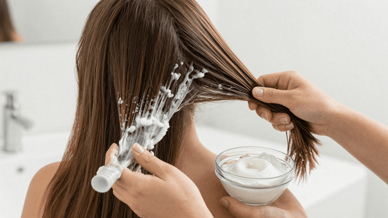 Aplicando a hidratacao com glicerina mecha a mecha no comprimento do cabelo