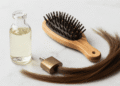Frasco de glicerina vegetal ao lado de escova de madeira e mecha de cabelo saudavel
