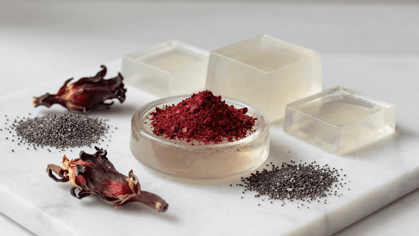 Base glicerinada transparente, hibisco em po, sementes de papoula e flores de hibisco para o sabonete