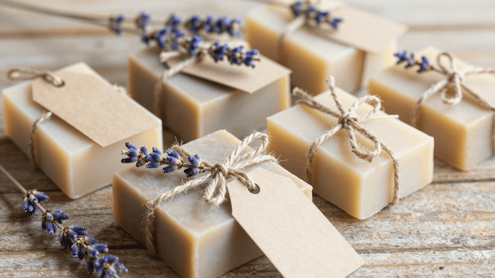 Sabonetes artesanais embalados em papel kraft com barbante e lavanda - embalagem e rotulagem