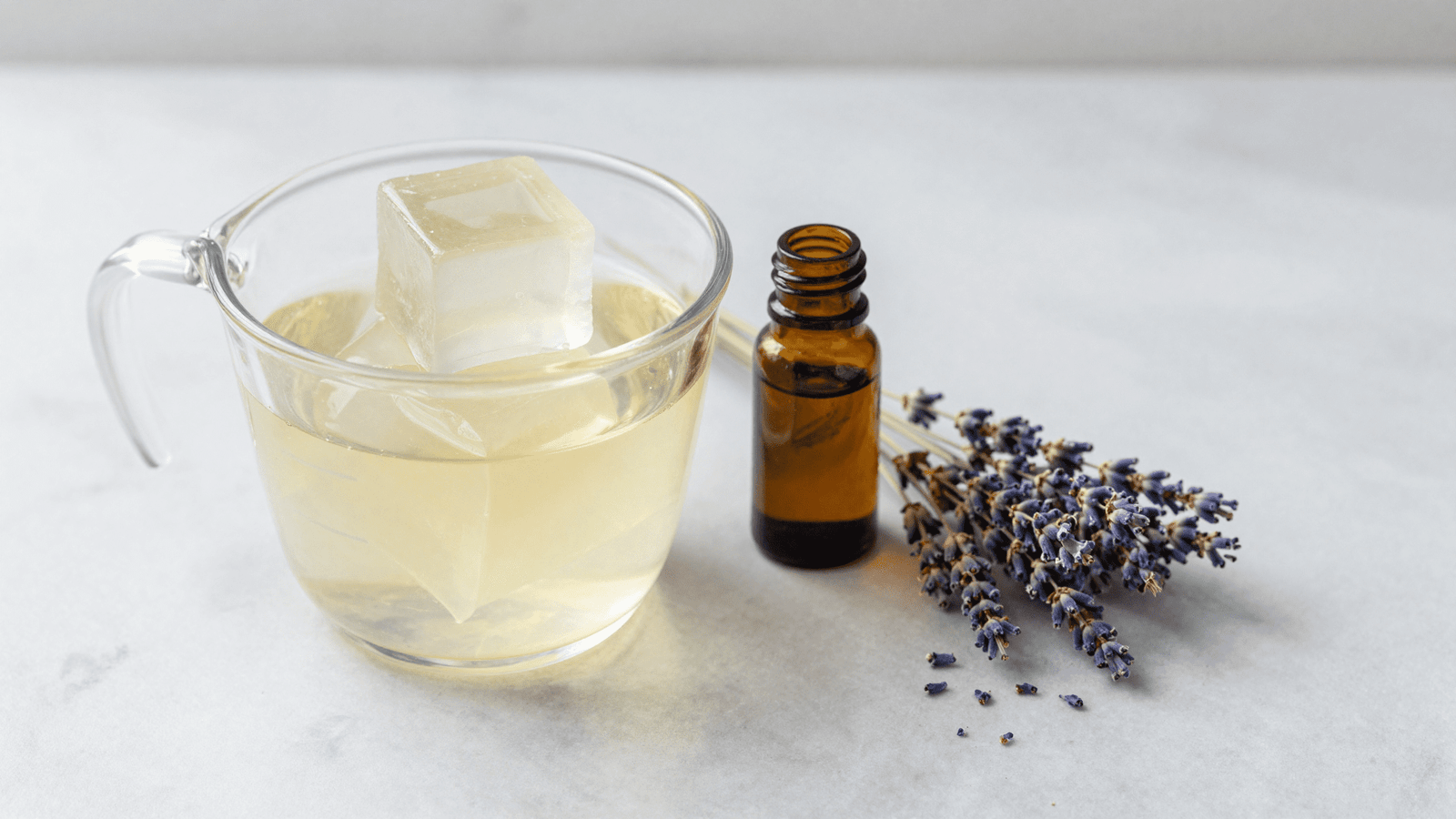 Base glicerinada em cubos, oleo essencial de lavanda e flores de lavanda secas para o sabonete