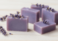 Sabonetes artesanais de lavanda lilas com botoes de lavanda secos e ramos frescos ao lado