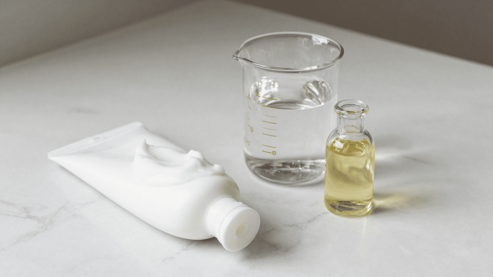 Base de condicionador, becker com agua mineral e oleo vegetal para fazer leave-in caseiro