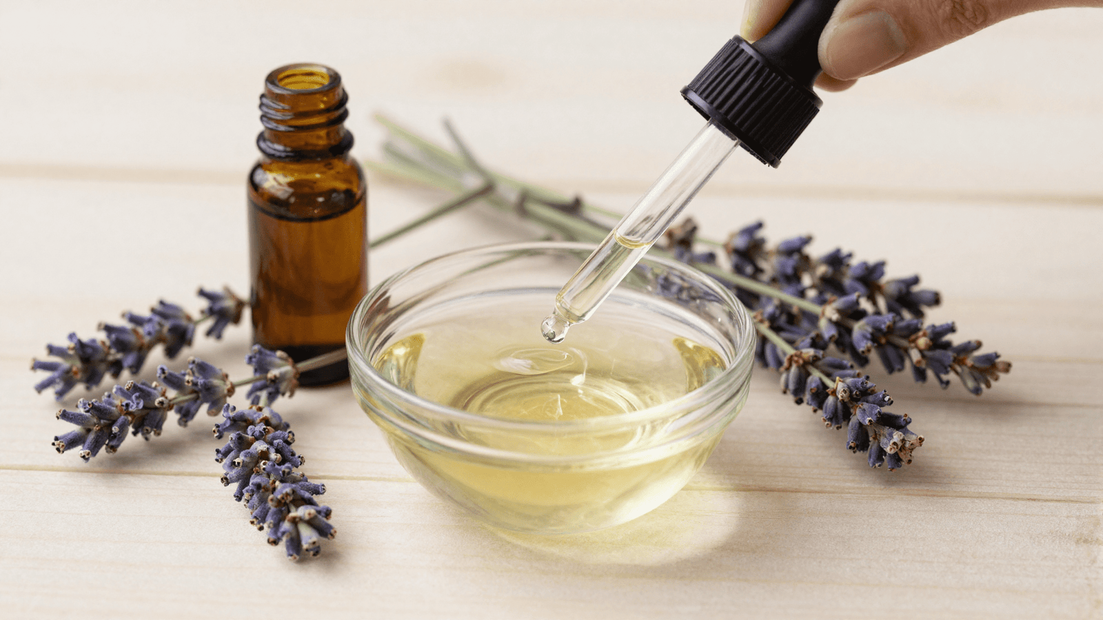 Preparando o oleo de massagem diluindo oleo essencial num oleo carreador com frascos ao lado
