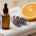 Oleo de massagem aromaterapico em frasco conta-gotas com lavanda e laranja numa toalha de spa