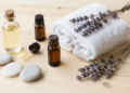 Materiais de aromaterapia para massagem nos pes: oleo, toalha, oleos essenciais e lavanda