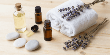 Materiais de aromaterapia para massagem nos pes: oleo, toalha, oleos essenciais e lavanda