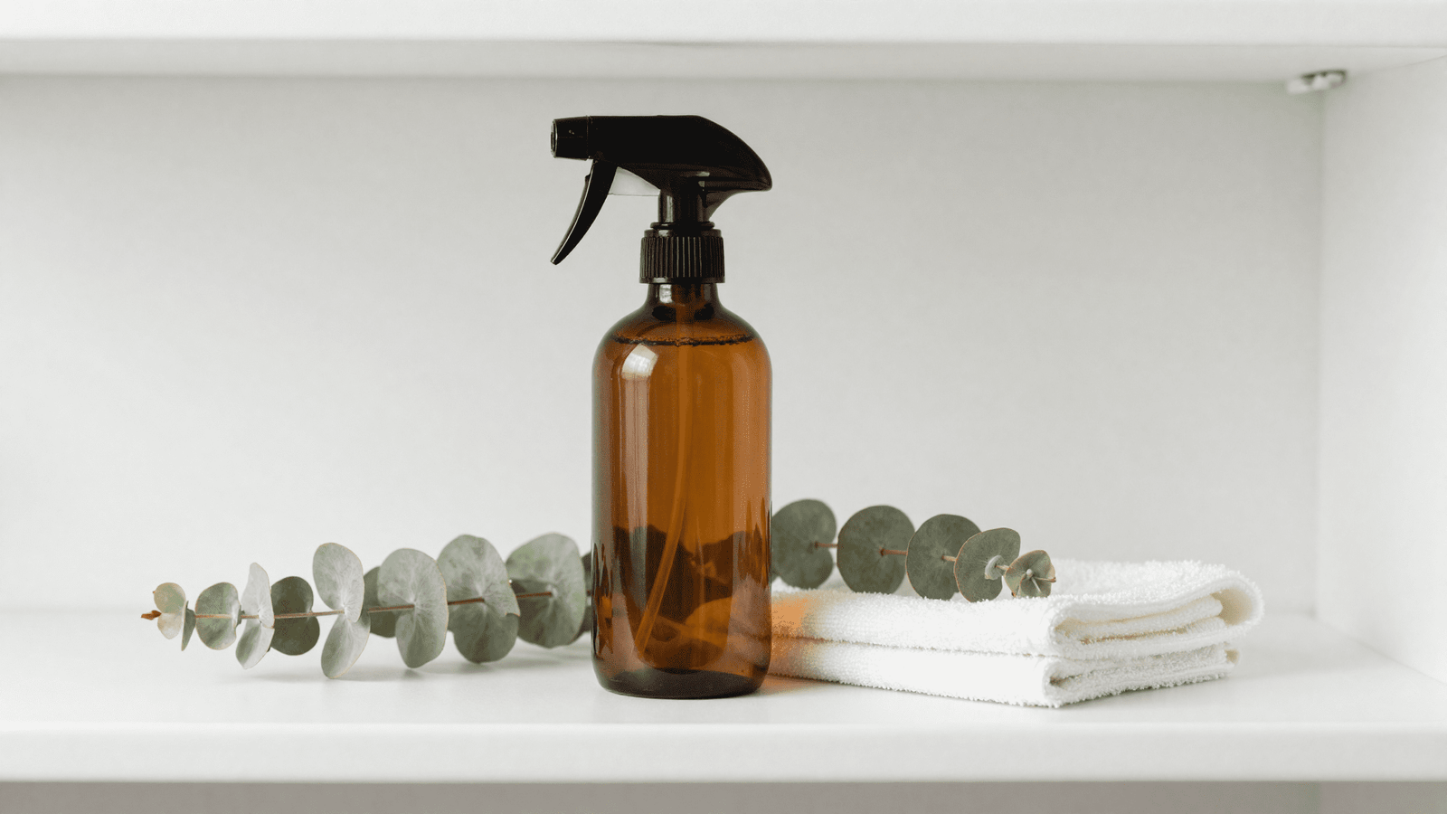 Spray bloqueador de odor sanitario caseiro pronto em frasco ambar na prateleira do banheiro