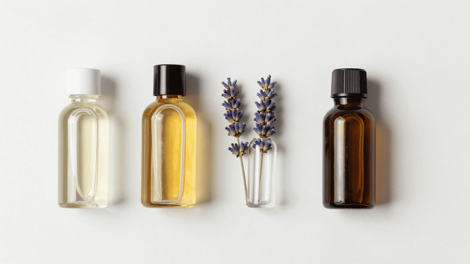 Ingredientes do oleo para olheiras: oleo de amendoas, germen de trigo, oleo essencial de lavanda e frasco vazio