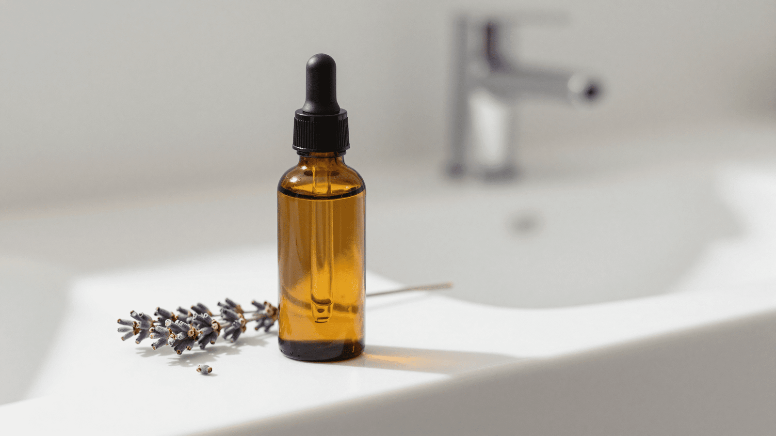 Oleo facial natural para olheiras pronto em frasco ambar com conta-gotas e lavanda ao lado