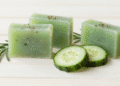 Sabonete refrescante de pepino, hamamelis e alecrim em base de glicerina verde com pepino e alecrim