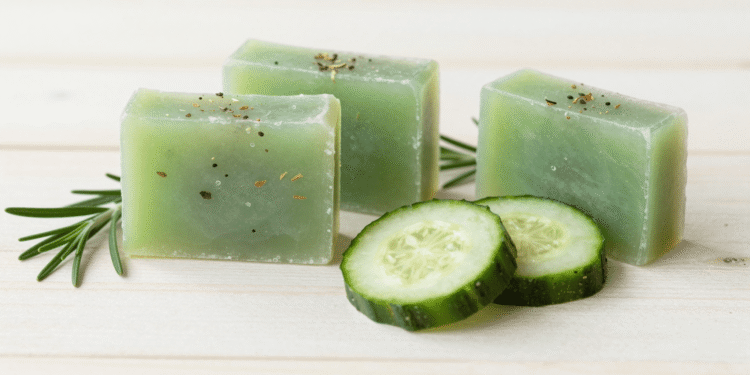 Sabonete refrescante de pepino, hamamelis e alecrim em base de glicerina verde com pepino e alecrim