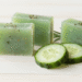Sabonete refrescante de pepino, hamamelis e alecrim em base de glicerina verde com pepino e alecrim