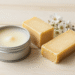 Perfume solido em pasta caseiro em latinha com cera de abelha, manteiga de cacau e flores