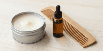 Pomada modeladora para barba e bigode caseira em lata aberta com pente de madeira ao lado