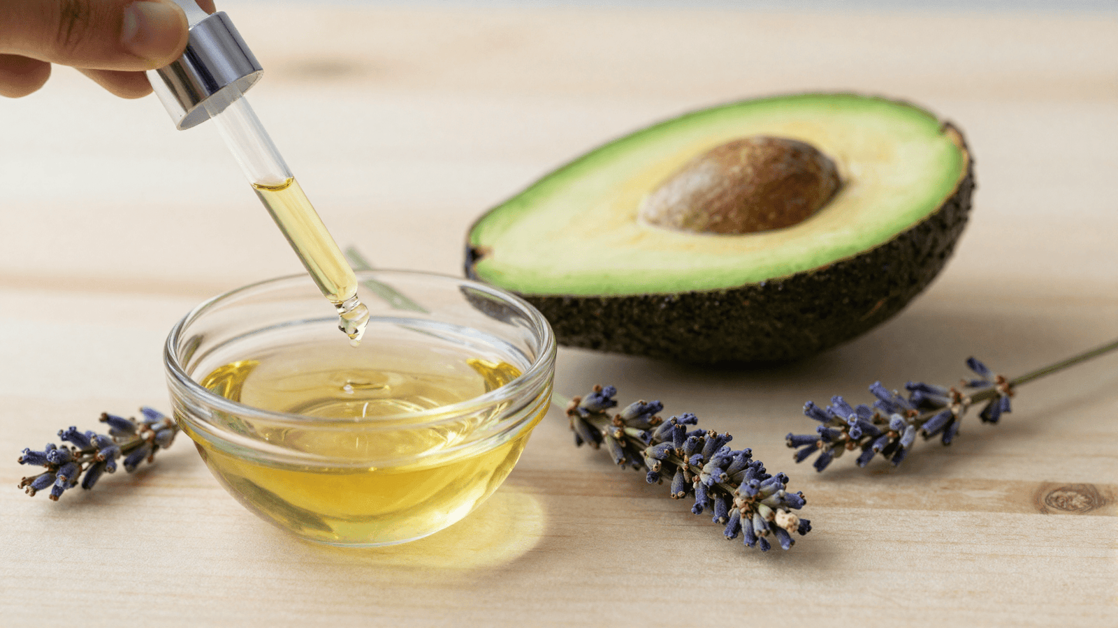 Misturando oleo de jojoba e abacate numa tigela de vidro para o reparador de pontas
