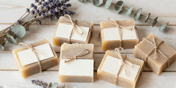 Sabonetes artesanais embrulhados em papel kraft com rótulos em branco prontos para etiquetar