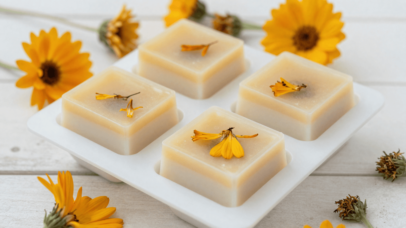 Sabonetes vegetais de calendula em duas camadas no molde de silicone com flores de calendula
