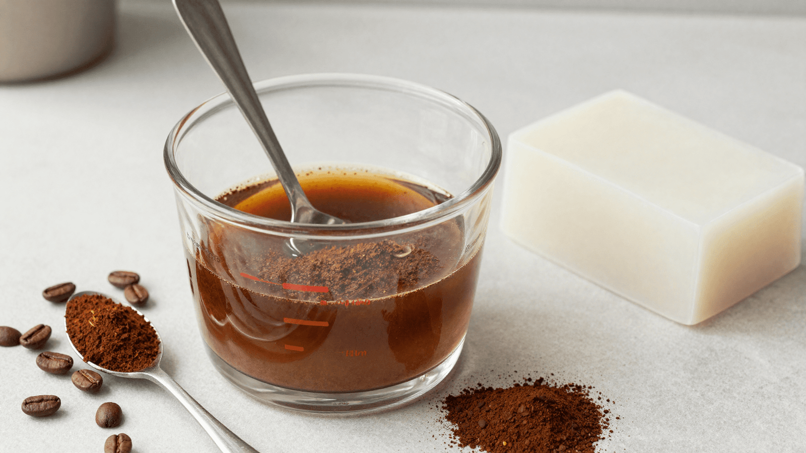 Derretendo a base de glicerina e misturando o cafe em po para o sabonete esfoliante