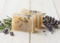 Sabonetes de ervas translucidos com alecrim e lavanda por dentro e ramos frescos ao lado