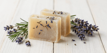 Sabonetes de ervas translucidos com alecrim e lavanda por dentro e ramos frescos ao lado