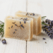 Sabonetes de ervas translucidos com alecrim e lavanda por dentro e ramos frescos ao lado
