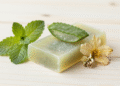 Sabonete pos-sol caseiro com malva, menta e babosa com folha de aloe vera e hortela ao lado